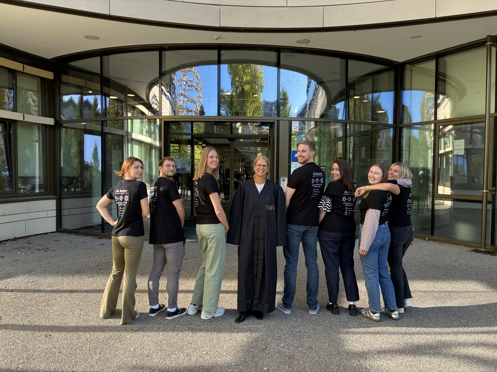 Maike Buchner und ihr Team vor dem TranslaTUM am Tag ihrer Antrittsvorlesung.